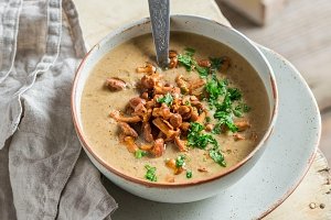 Cozinhar no Inverno Homemade mushrooms soup with chanterelles and fresh parsley